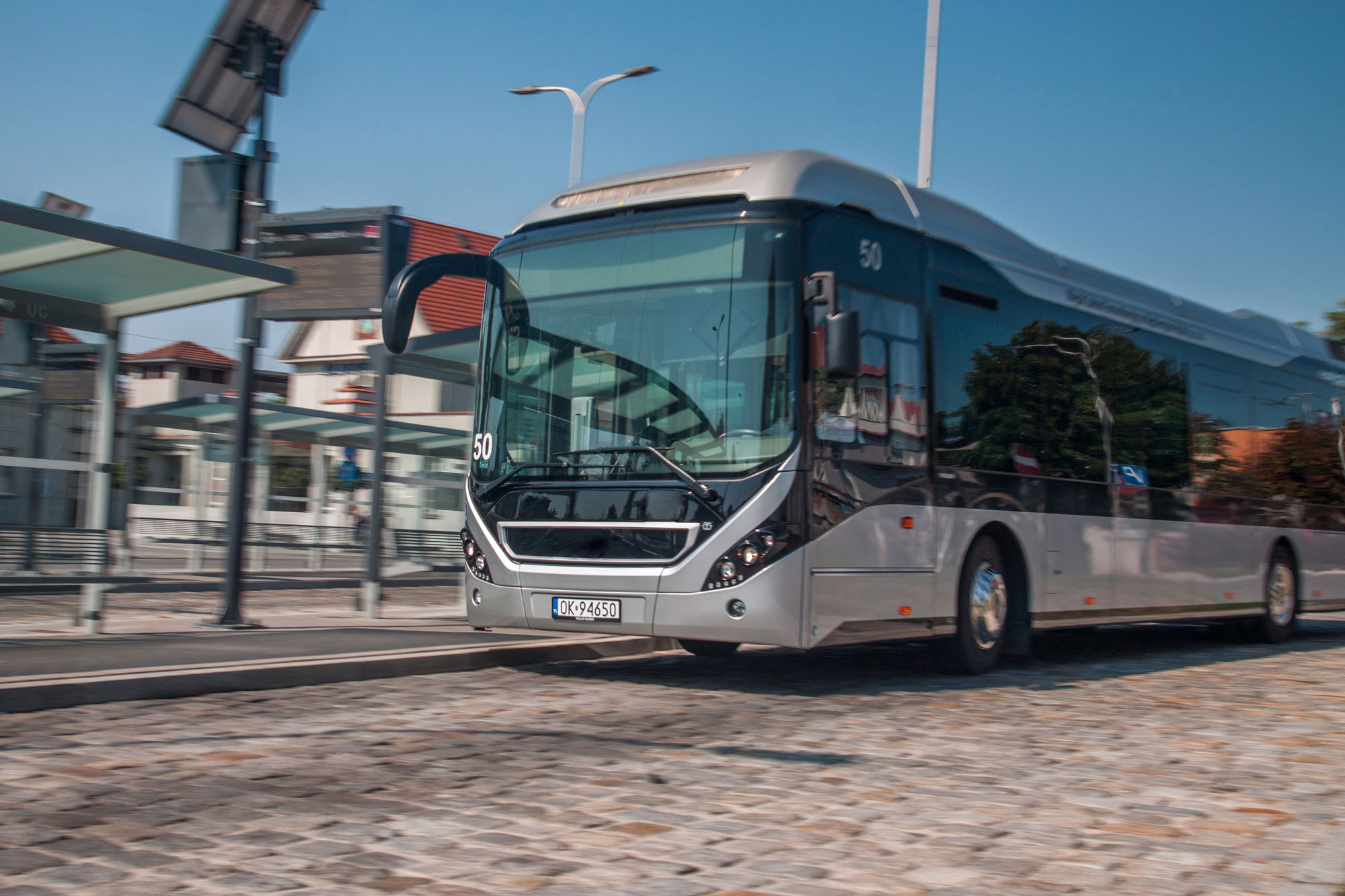 Autobus na przystanku
